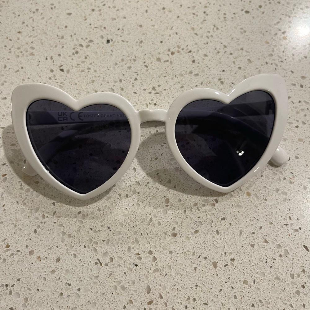 🤍 White Heart 🤍 Sunglasses 🕶️ for the bride! 👰